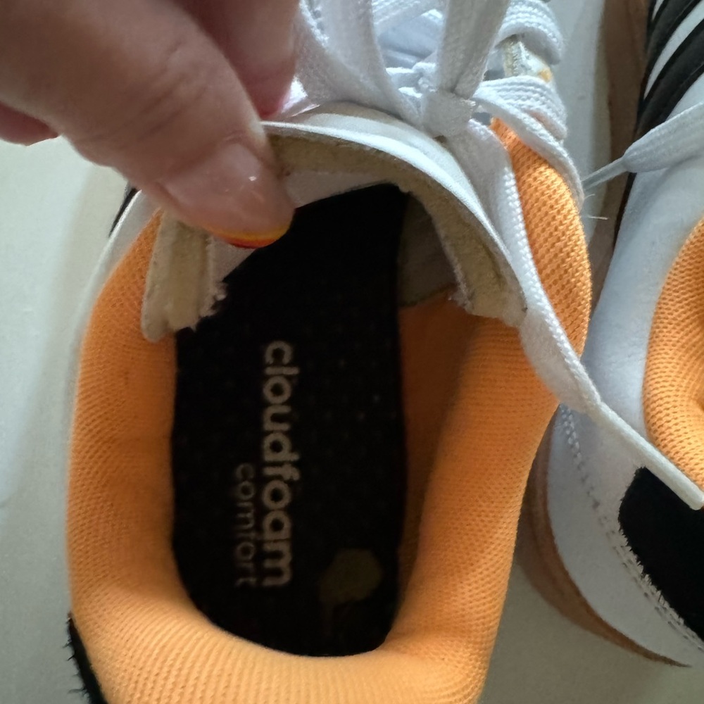 Woman’s size 7 1/2 Adidas Cloud White/Core Black/Flash Orange tennis shoe 👟 💥 - Picture 7 of 10